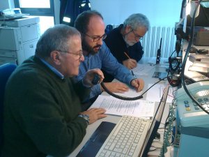 IZ2MZN Ambrogio, IZ2DAY Matteo e Peppino alla postazione V-UHF