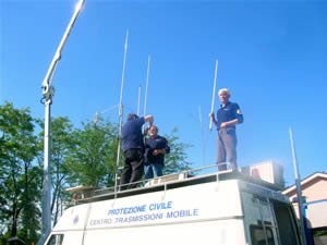 IZ2MZN e I2XLF momtano le antenne